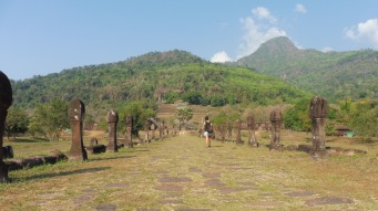 Sofi adentrándose en Wat Phu